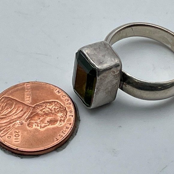 Sterling Silver & Faceted Green Radiant Gemstone Cubic Zirconia Cocktail Ring - Picture 4 of 6